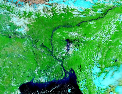 Imagen satelital del 5 de octubre de 2002, mostrando las tierras bajas inundadas en India y Bangladesh. El azul brillante son ríos, lagos y áreas inundadas. El área oscura en el centro del primer plano es la Bahía de Bengala. Crédito: NASA. de National Aeronautics and Space Administration National Aeronautics and Space Administration